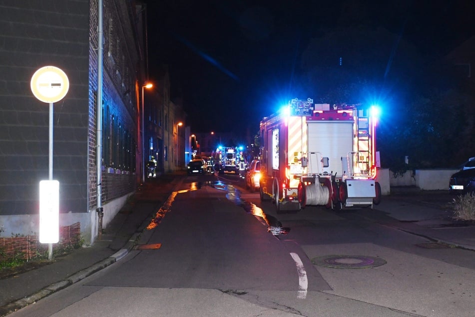 26 Feuerwehrleute waren bei einem Einsatz in Pulheim-Stommeln vor Ort.