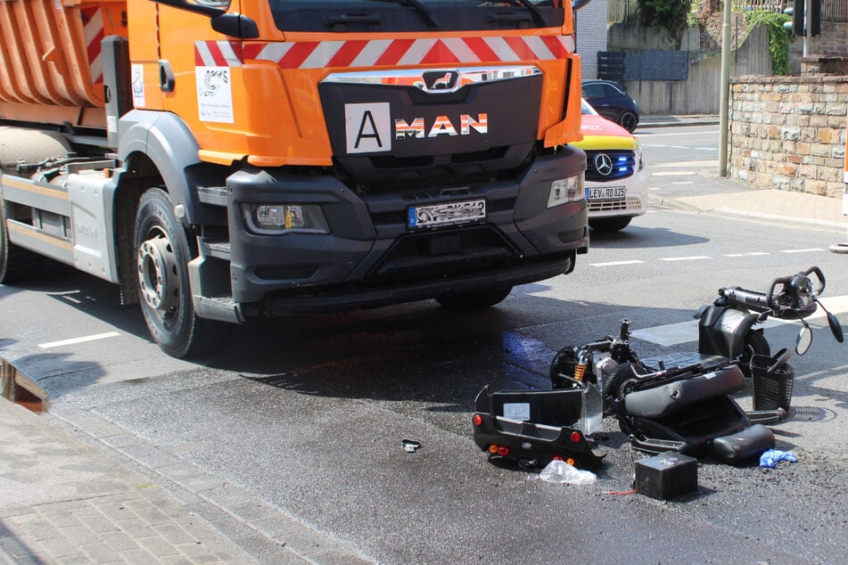 Krankenfahrstuhl von Lkw zerfetzt und mitgeschleift: Senior bleibt auf der Straße liegen
