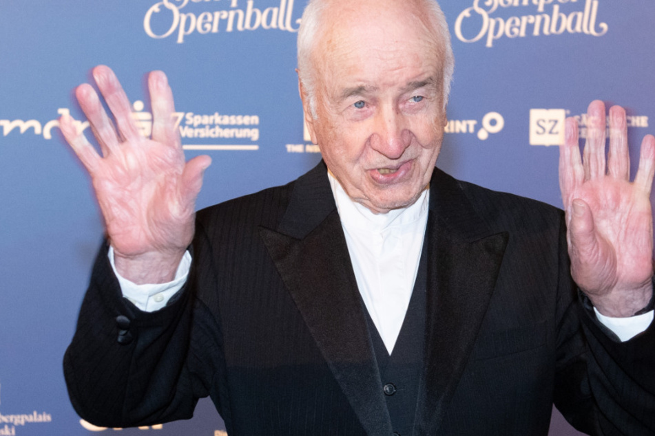 Armin Mueller-Stahl kommt auf zu dem Empfang im Hotel Taschenbergpalais Kempinski im Vorfeld des 15. Semperopernballs.