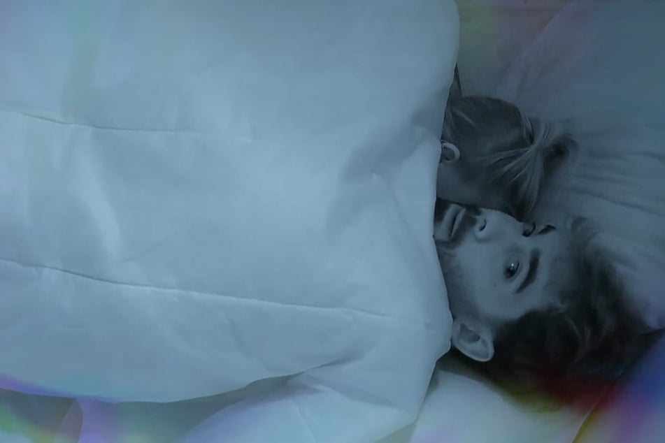 Bei den nächtlichen Aktivitäten hat Chris (27) die Kameras genau im Blick.