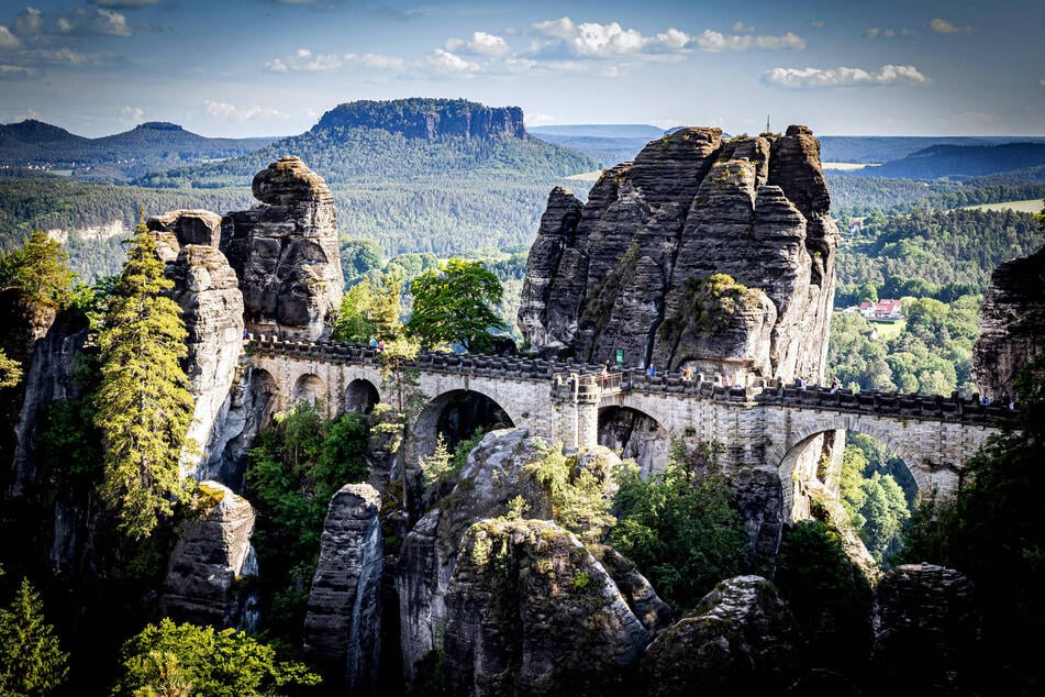 Die weltberühmte Basteibrücke ist jetzt auch wieder von Rathen aus erreichbar.
