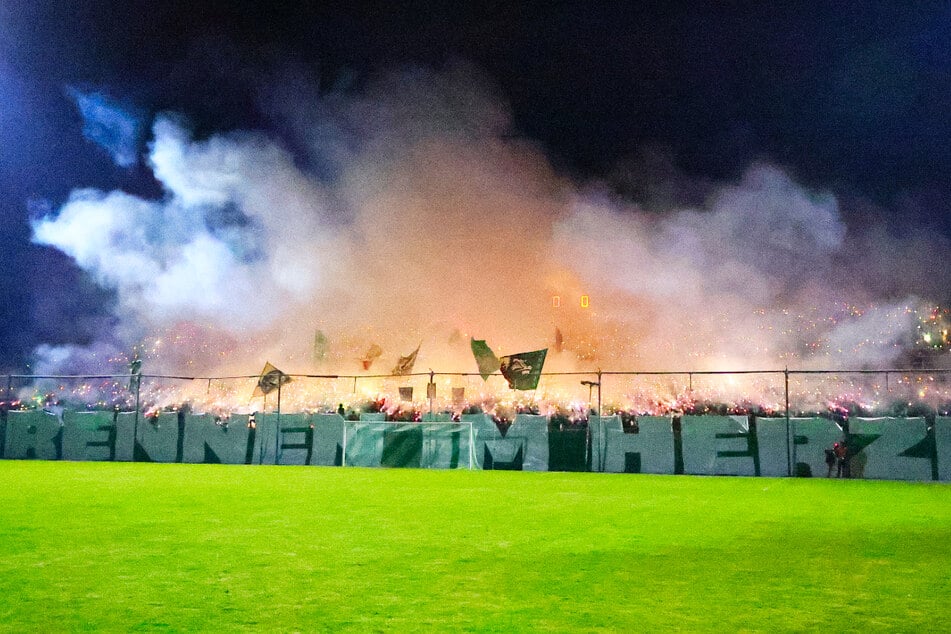 Brennen nicht nur im Herzen, sondern auch Pyrotechnik im Fanblock ab: die Anhänger der BSG.