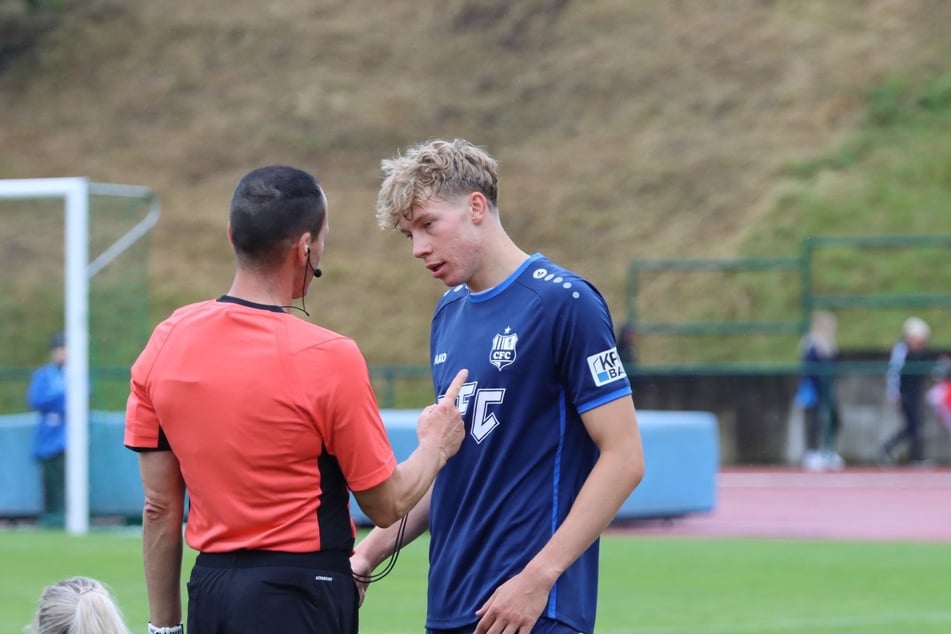 Schiedsrichter Lars Albert im Gespräch mit Neuzugang Julius Bochmann, der kurz vor der Pause die Gelbe Karte sah.