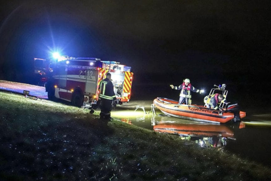 Die Feuerwehren rund um Kemberg eilten zur Stelle, um die vier Menschen im Wasser medizinisch zu versorgen.