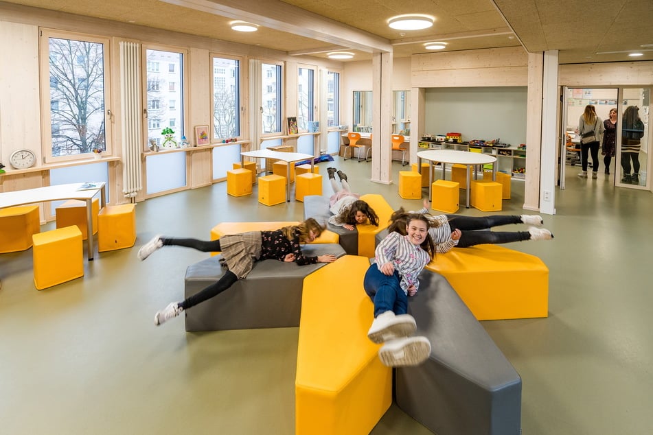 Die 33. Grundschule ist eine von sieben Dresdner "SiS"-Partnerschulen. Der "Senior-Schlichter" ist dabei immer wieder begeistert, wie freundlich die Kinder sind. "Manche umarmen einen auch zur Begrüßung."