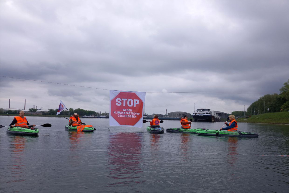Aktivisten von "Letzte Generation" blockierten mit Schlauchbooten die Zufahrt zu einem Ölhafen.