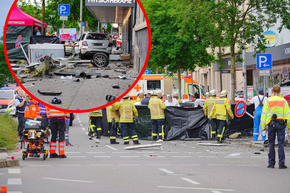 Mercedes rast gegen Ampelmast und erfasst drei Fußgänger: Zwei Frauen tot!