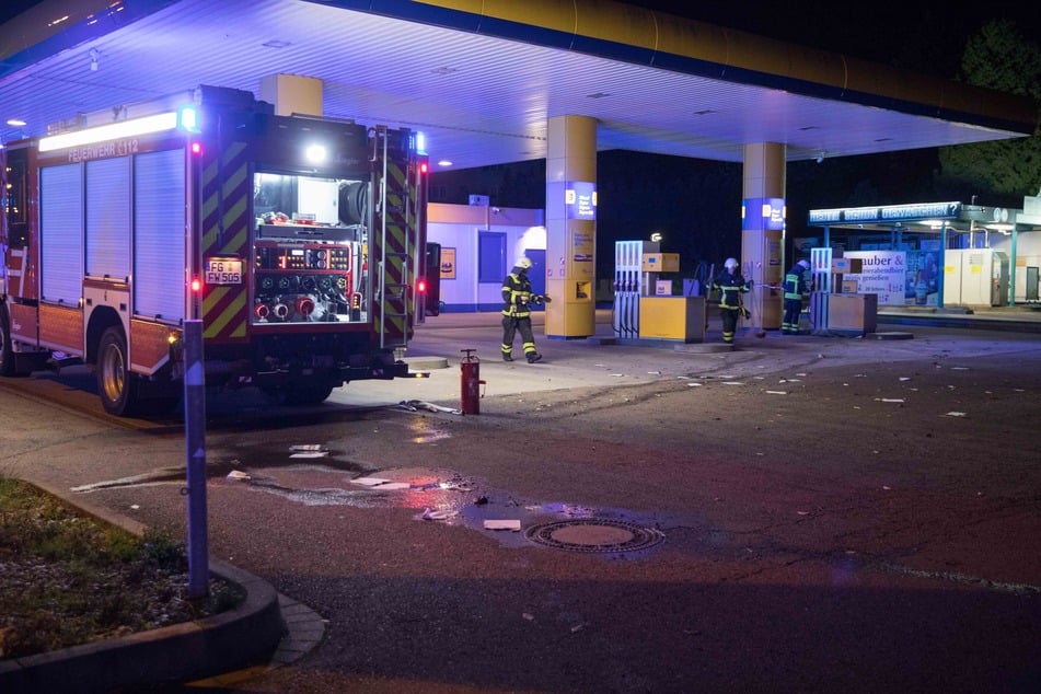 An der Tankstelle in der Olbernhauer Straße kam es in der Nacht zu Sonntag zu einem Feuerwehreinsatz.