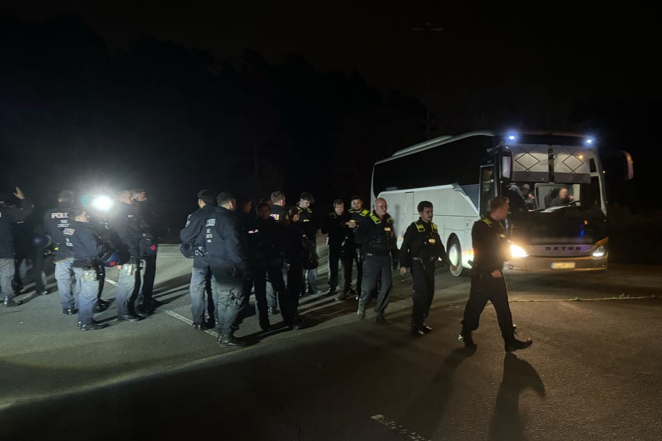 Auf dem Areal der früheren Raststätte Dreilinden in Berlin-Zehlendorf wurden insgesamt 50 Personen kontrolliert.