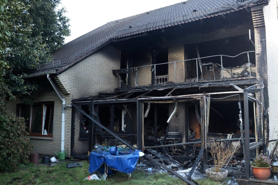 In Bremen hat am Mittwochabend ein Einfamilienhaus gebrannt. Es wurde erheblich beschädigt. Ein Kind wurde zudem verletzt.