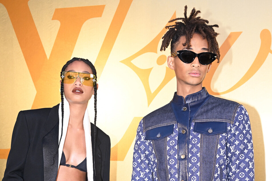 Willow (22, l.) und Jaden (25, r.) halten offenbar eher zu ihrem Vater Will und wünschen sich mehr Privatsphäre für ihre familiären Angelegenheiten.