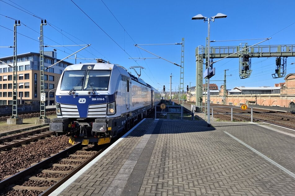 Die Siemens-Lok "384 010" zog am Freitagmorgen den ComfortJet durch Dresden in Richtung Kopenhagen.