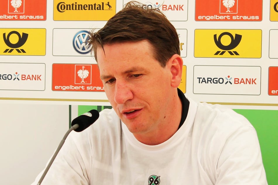 Pressekonferenz eines DFB-Pokalsiegers der A-Junioren: Daniel Stendel (47) gewann mit der U19 von Hannover 96 am 21. Mai 2016 mit 4:2 bei Hertha BSC im Stadion am Wurfplatz.