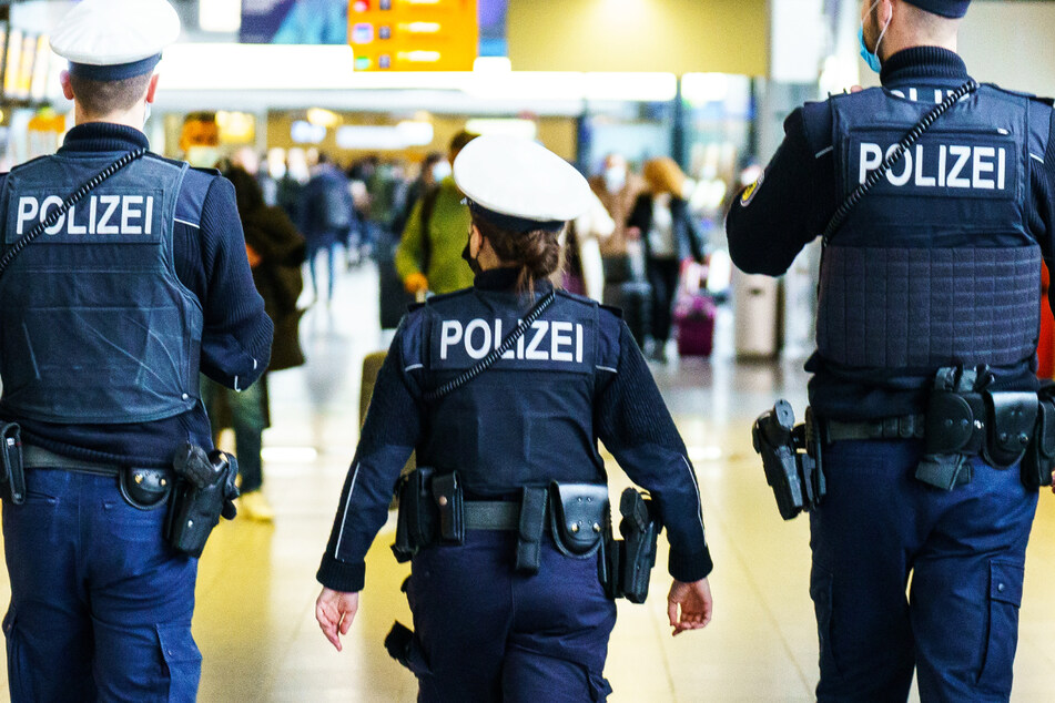 Eine Streife der Bundespolizei stieß am Mittwoch am Flughafen Frankfurt auf eine überzeugte Gegnerin der Corona-Masken. (Symbolbild)
