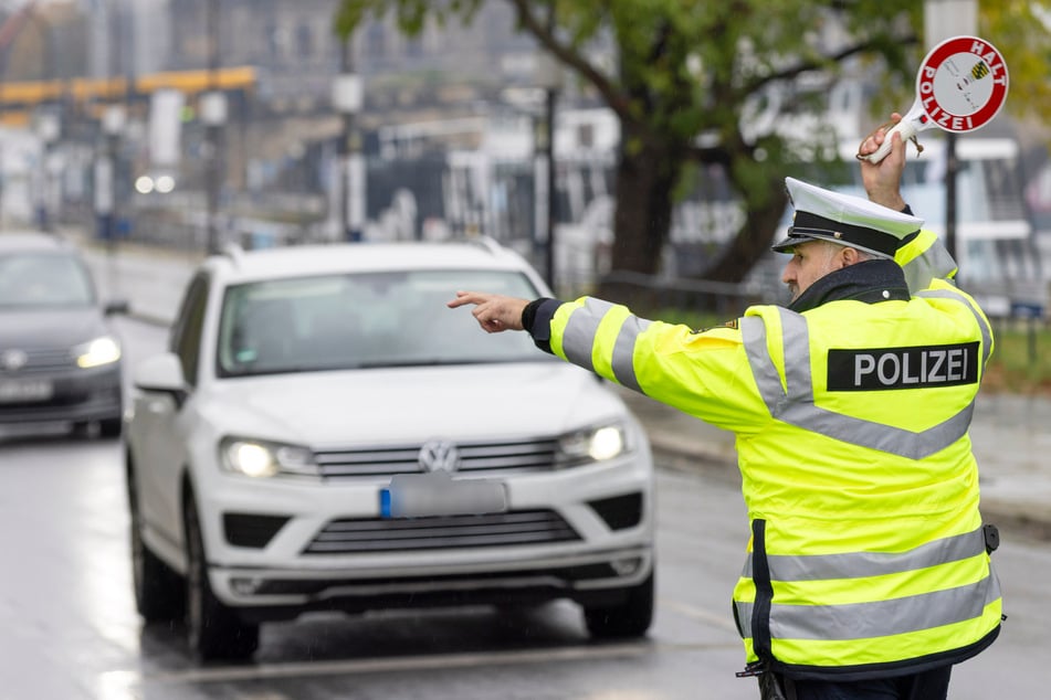 Bei Kontrollen am Terrassenufer zog die Dresdner Polizei Autofahrer heraus, die ihr Handy bedienten.