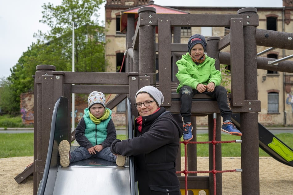 Mutter Julia Dittes (38) ist fassungslos. Einmal die Woche kommt sie mit Kindern Nora (4, l.) und Nils (6) auf den Spielplatz.