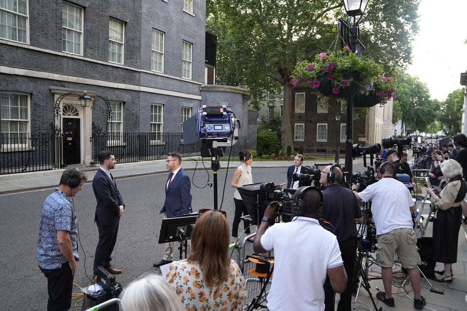 Diverse Medienvertreter sind bereits an der Downing Street.