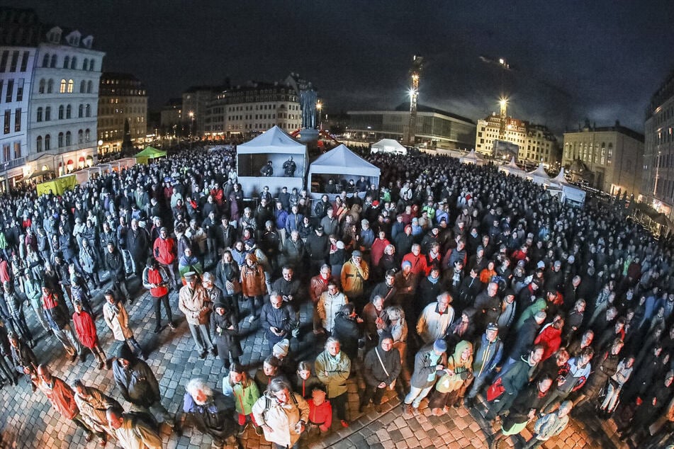 Erst spät positionierte sich Hilbert gegen Hetze, sprach im Oktober 2016 auf dem Bürgerfest am Neumarkt.