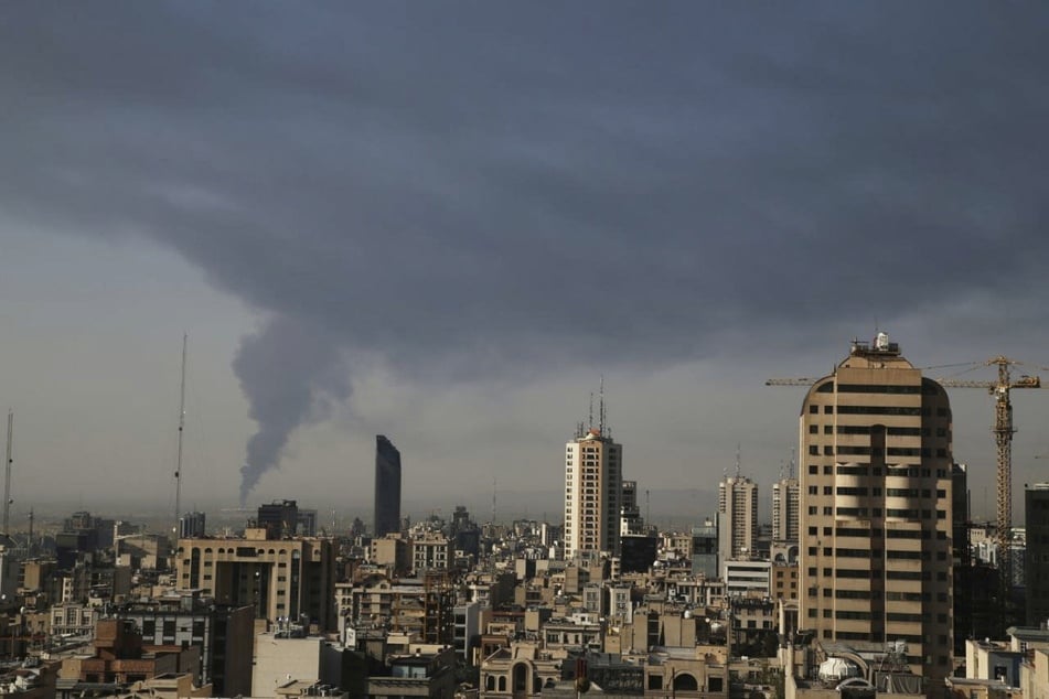 Aus einer Öleinrichtung im Süden Teherans, Iran, steigt enormer Rauch auf, nachdem sie am Samstag offenbar von einem israelischen Angriff getroffen wurde.