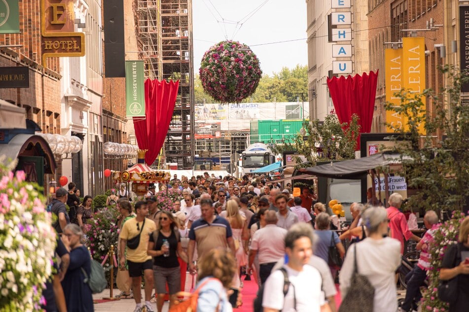 Mit dem Jubiläums-Straßenfest "Manege frei" feierte das Business Improvement District (BID) Passagenviertel sein 15-jähriges Bestehen.
