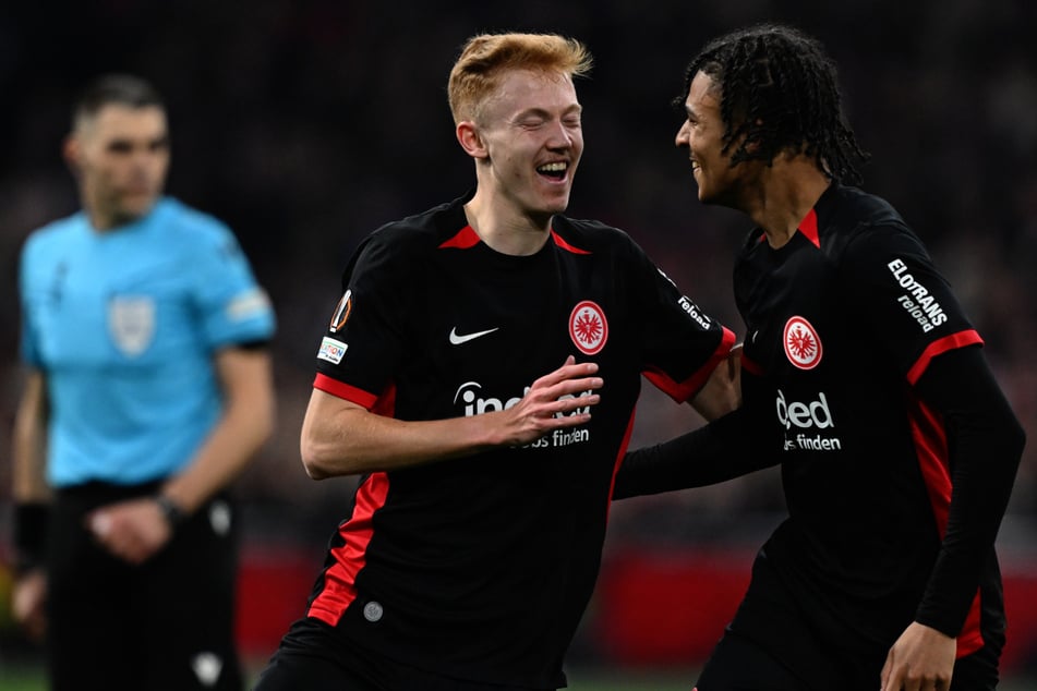 Gute Laune bei Eintracht Frankfurt: Jean-Mattéo Bahoya (r.) freut sich mit Hugo Larsson über dessen Treffer zum 1:1.