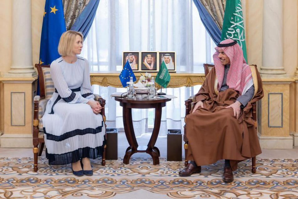 EU-Chefdiplomatin Kaja Kallas (48) ist derzeit im Nahen Osten - hier zu sehen mit Saudi Arabiens Außenminister Faisal bin Farhan Al Saud (51).