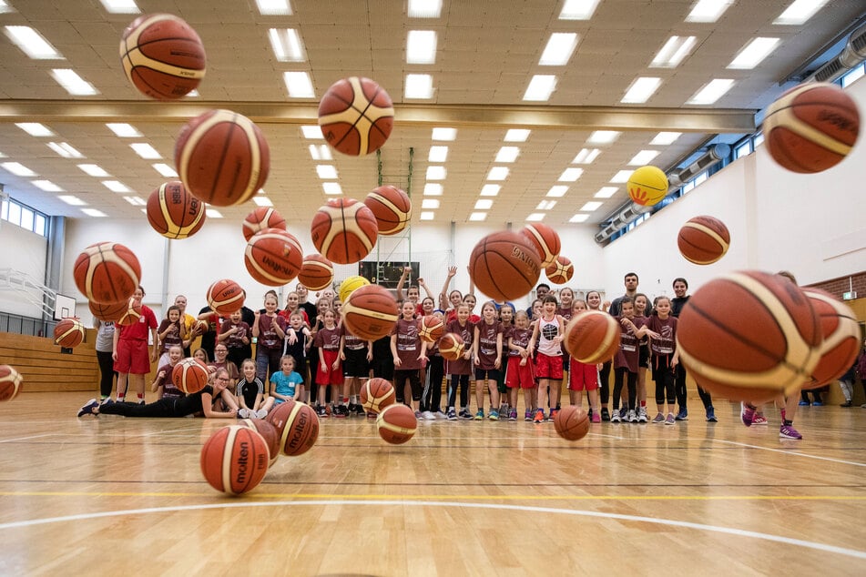 An die (Basket)Bälle, fertig, los! Bei Niners und ChemCats starten Sport-Ferien-Kurse.