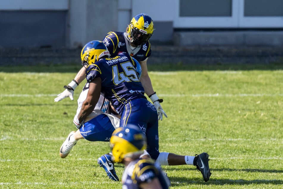 Hildesheims Quarterback-Jäger Kyle Kitchens (30, v.) macht keine Gefangenen.