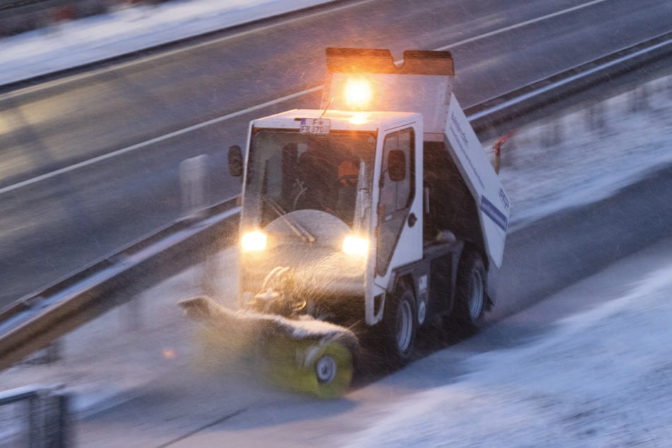 Zum Wochenende wird es etwas milder, aber vor allem nachts kann es weiterhin glatt auf den Straßen werden. (Symbolbild)