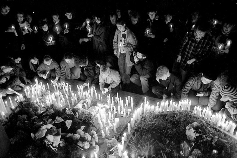 Friedensgebete 1989 vor der Nikolaikirche - sie gilt als Ausgangspunkt für die Friedliche Revolution.