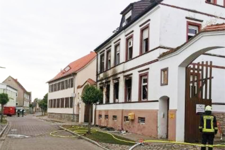 Rund um die Fenster des Hauses sind die Spuren der Flammen deutlich zu erkennen. Es grenzt an ein Wunder, dass die Jugendlichen dort heil herauskam.