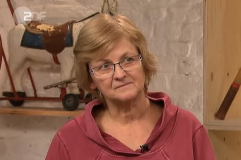Cornelia Katzera (56) aus Magdeburg möchte bei "Bares für Rares" ein Gold-Armband verkaufen, welches sie nicht trägt.