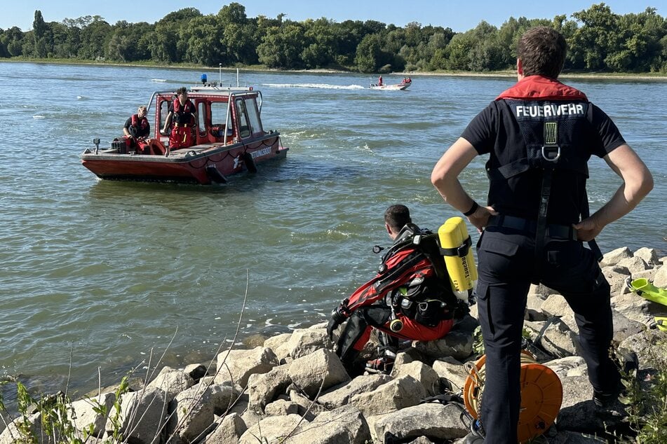 Auch Taucher rückten in den Rhein vor, um nach der vermissten Person zu suchen.