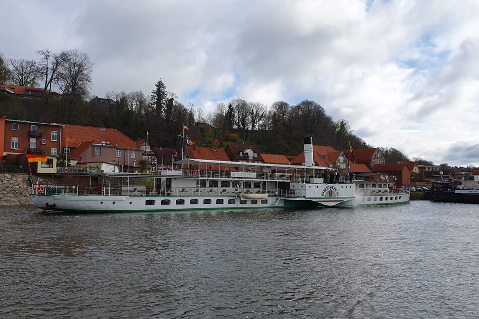 Der Dampfer "Dresden" hatte gestern nach der langen Fahrt Liegetag in Lauenburg.