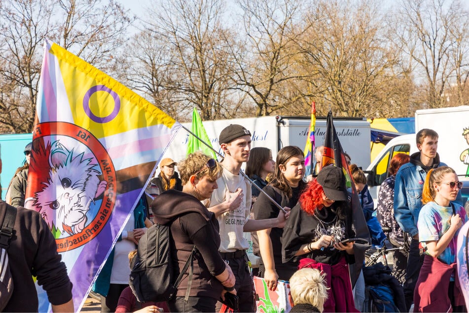 Die für 14 Uhr anberaumte Demo im Dresdner Alaunpark schloss sich um 16.28 Uhr der Großdemo am Dresdner Rathaus an.