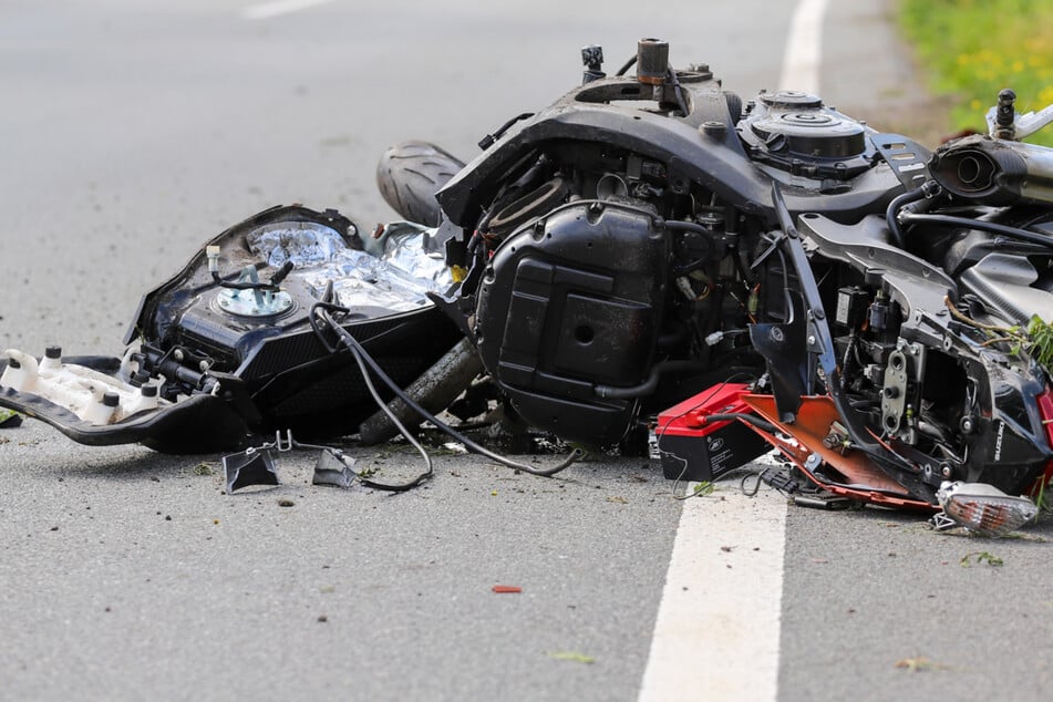 Unfall A23: Biker und Auto krachen bei Unfall gegeneinander: Vollsperrung auf A23 aufgehoben