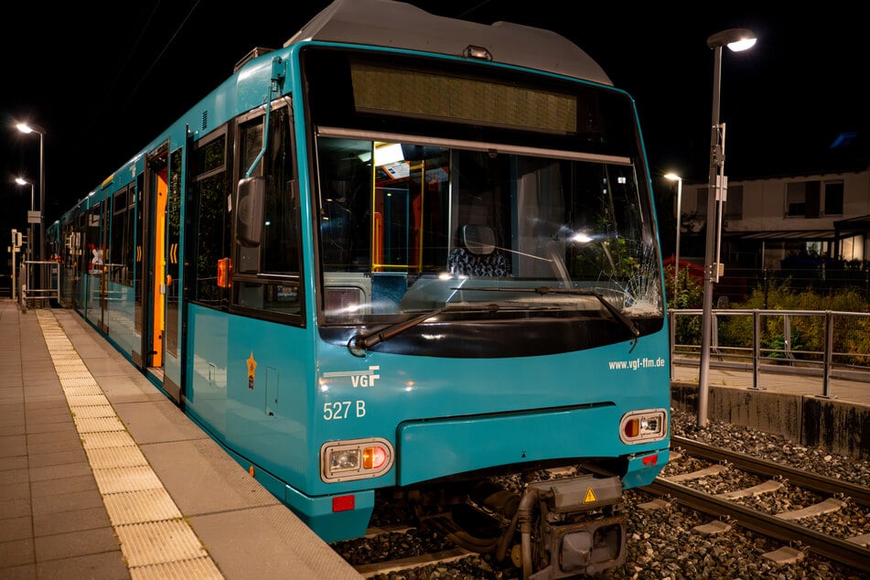 Am seitlichen Rand der U-Bahn-Scheibe sieht man die Aufprallstelle des 16-jährigen E-Scooter-Fahrers.