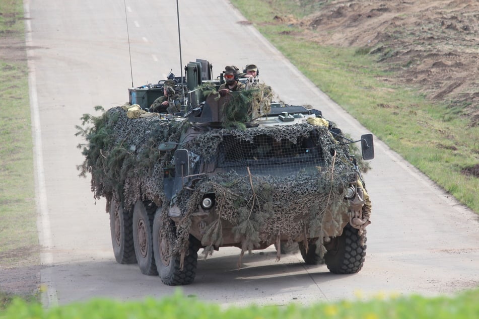 Am Freitag müssen Autofahrer mit einer Kolonne tonnenschwerer und gepanzerter Bundeswehr-Fahrzeuge rechnen. (Symbolbild)