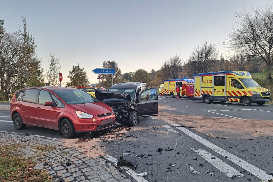 Alle drei Fahrer wurden bei dem Unfall am Freitagnachmittag verletzt.