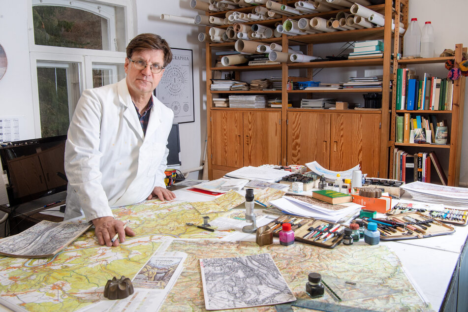 Im heimischen Arbeitszimmer: Rolf Böhm (63) ist Sachsens einziger professioneller Landkartenzeichner.