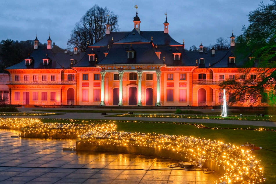 Das Schloss Pillnitz leuchtete schon 2022 in den schönsten Farben.