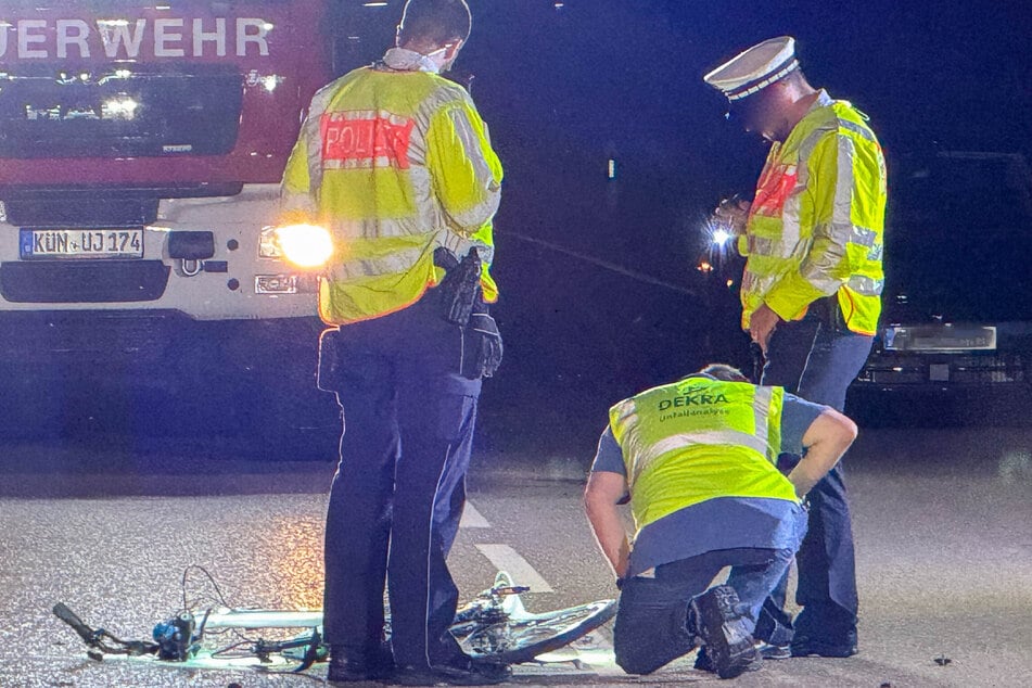 Nachdem der Radfahrer mit einem BMW kollidiert war, wurde der Mann meterweit geschleudert.