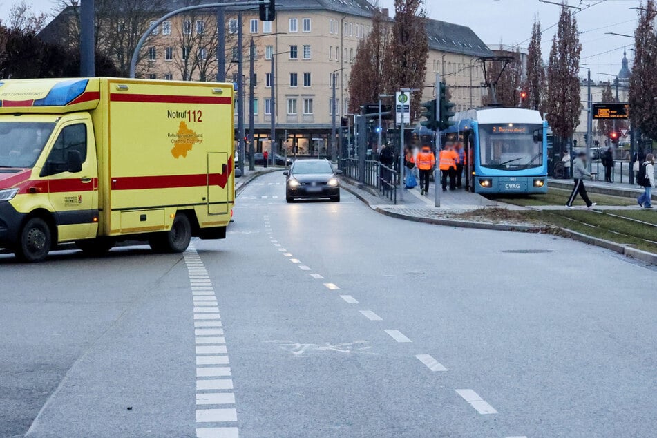 Unfall in Chemnitz: Fußgänger kollidiert mit Straßenbahn
