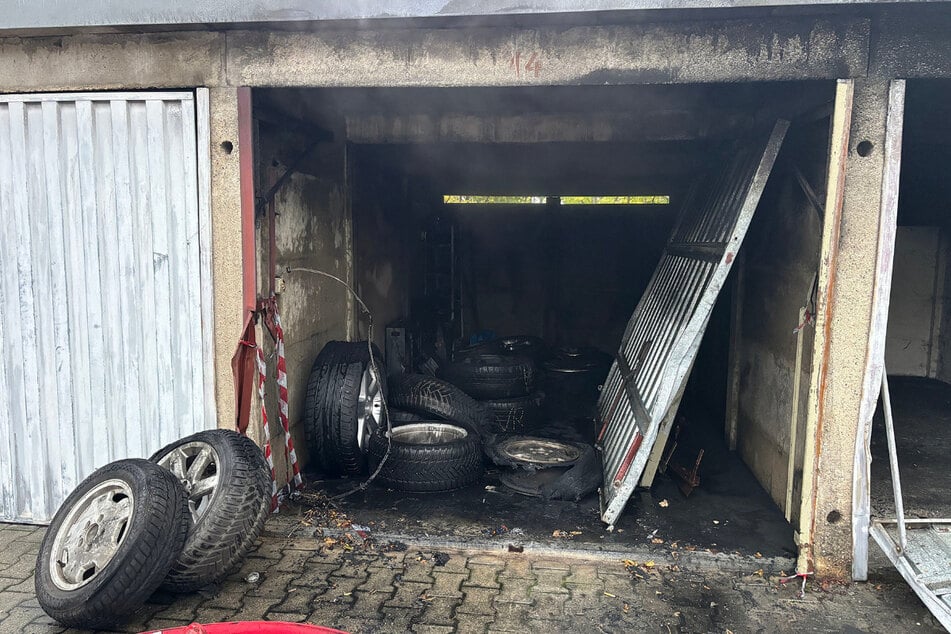Zwei Garagen und jede Menge Reifen wurden bei dem Brand beschädigt.