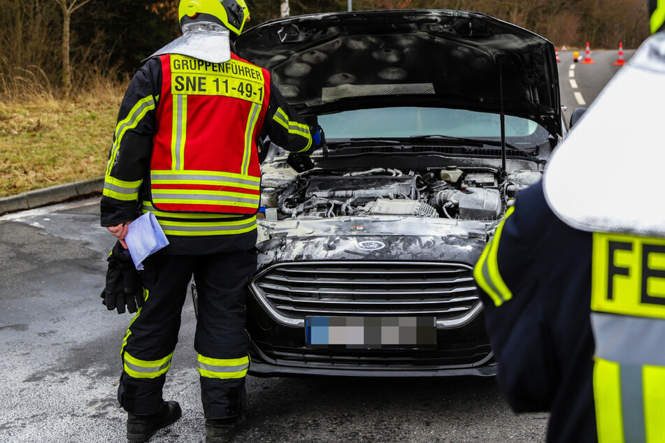 Auto fängt Feuer: Kreuzung im Erzgebirge gesperrt