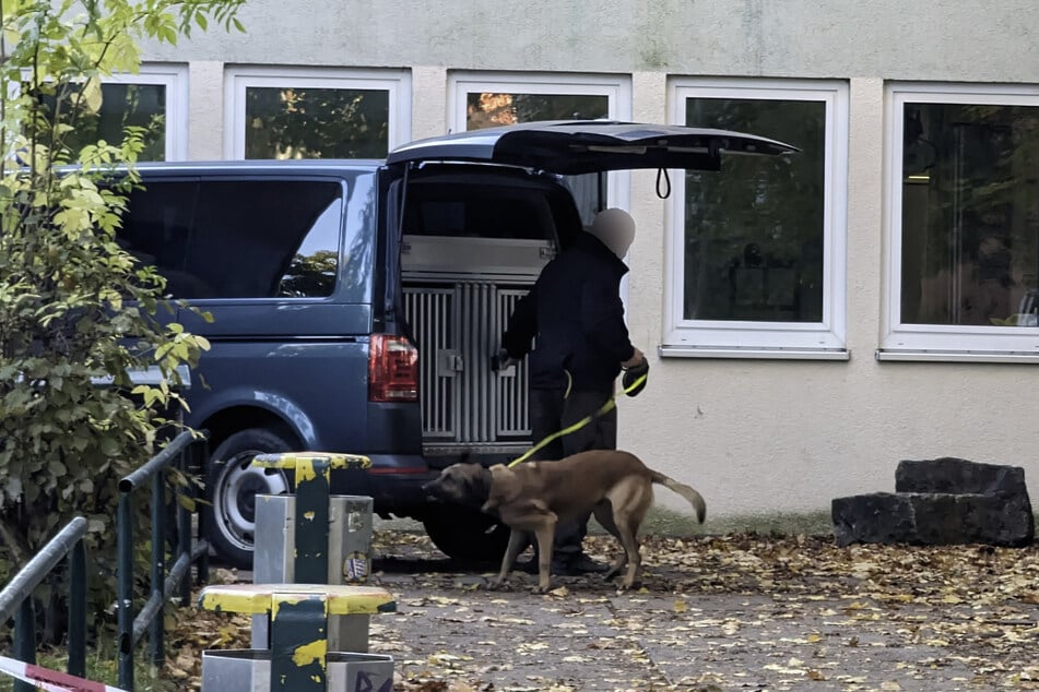 Das Gelände wurde abgesperrt. Spürhunde waren im Einsatz.