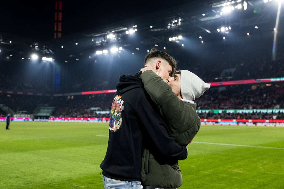 Vor dem Bundesligaspiel zwischen dem 1. FC Köln und dem VfL Wolfsburg am 30. Januar hatte Amateur-Schiri Pascal Kaiser (27) seinem Lebensgefährten vor 50.000 Zuschauern einen Heiratsantrag gemacht.