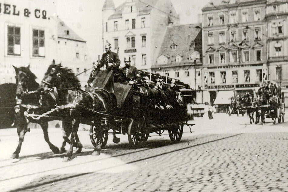 Eine Alarmfahrt der Feuerwehr um 1903 – damals noch mit Pferdekutsche.