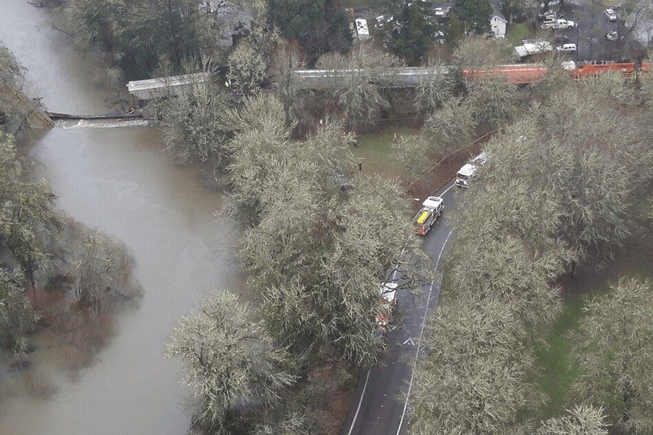 Die Einsatzkräfte arbeiten rund um die Uhr, um eine Umweltkatastrophe am Marys River zu verhindern.