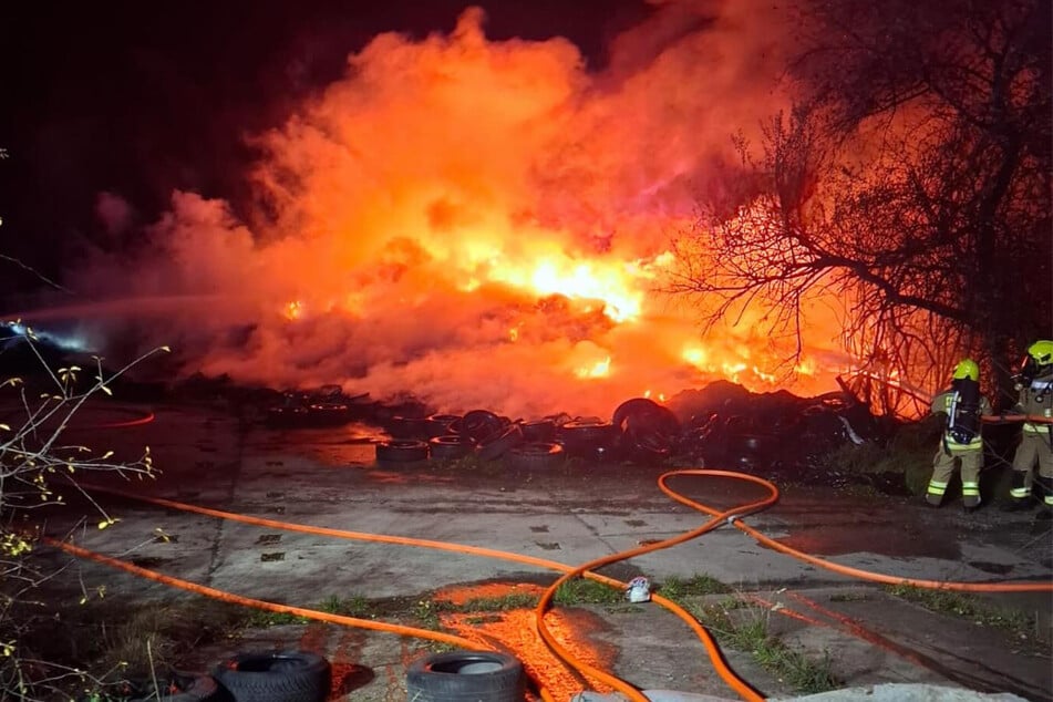 Reifenlager nahe A14 in Vollbrand: Anwohner per Warn-App informiert